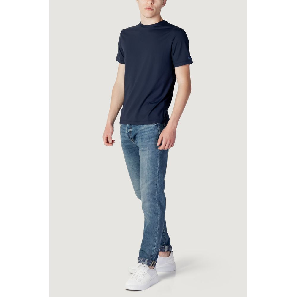 Man wearing a Suns blue polyester t-shirt and jeans, part of the men's spring/summer collection, made of 99% polyester, 1% elastane.