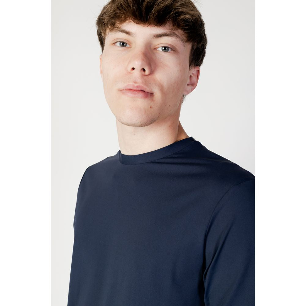 Man wearing a Suns Blue Polyester T-Shirt, part of the Spring/Summer collection, composed of 99% polyester and 1% elastane/lycra.