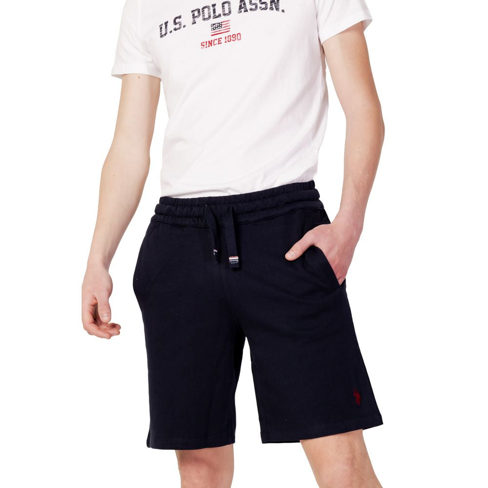 Man wearing U.S. POLO ASSN. blue cotton Bermuda shorts from the spring/summer collection, showcasing casual summer fashion.