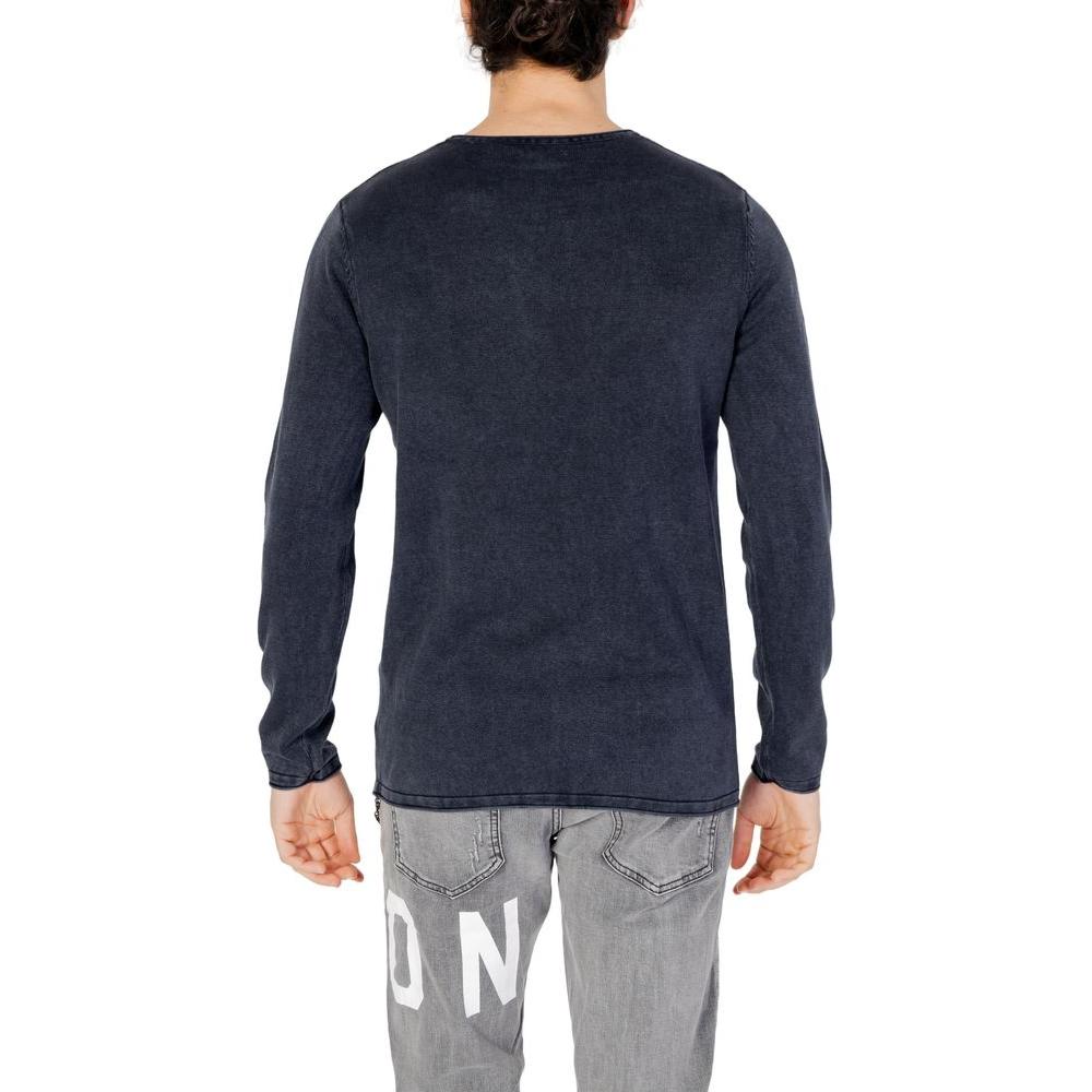 Back view of a men's Jack Jones blue cotton long-sleeve T-shirt, part of the Spring/Summer collection, worn with jeans.