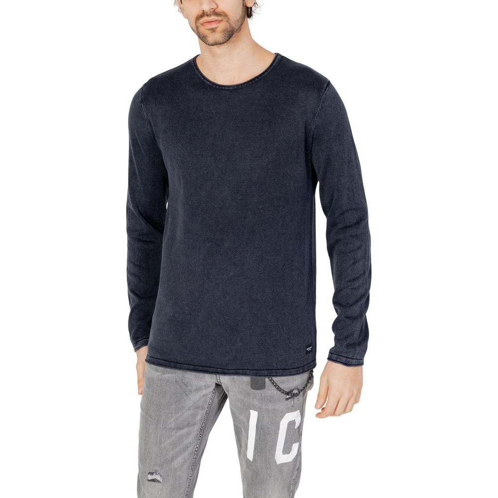 Man wearing Jack Jones blue cotton t-shirt for spring/summer collection, 100% cotton, long sleeve casual men's jersey.