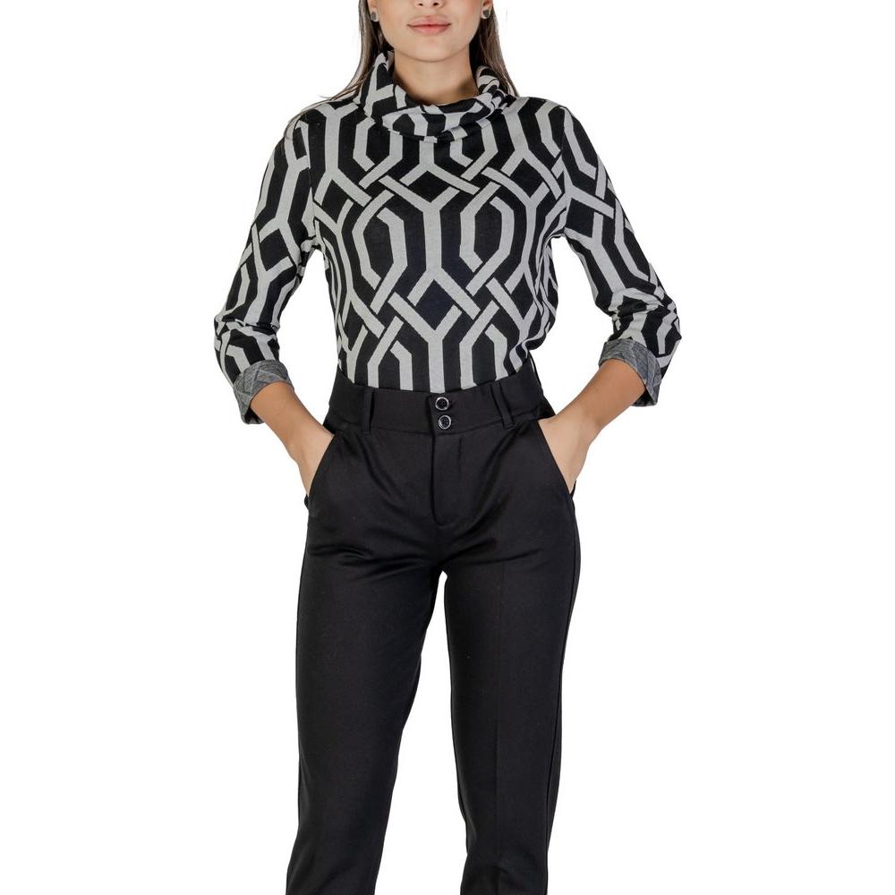 Model wearing Street One black polyester sweater, women's fall/winter knitwear with geometric pattern, 63% polyester blend.