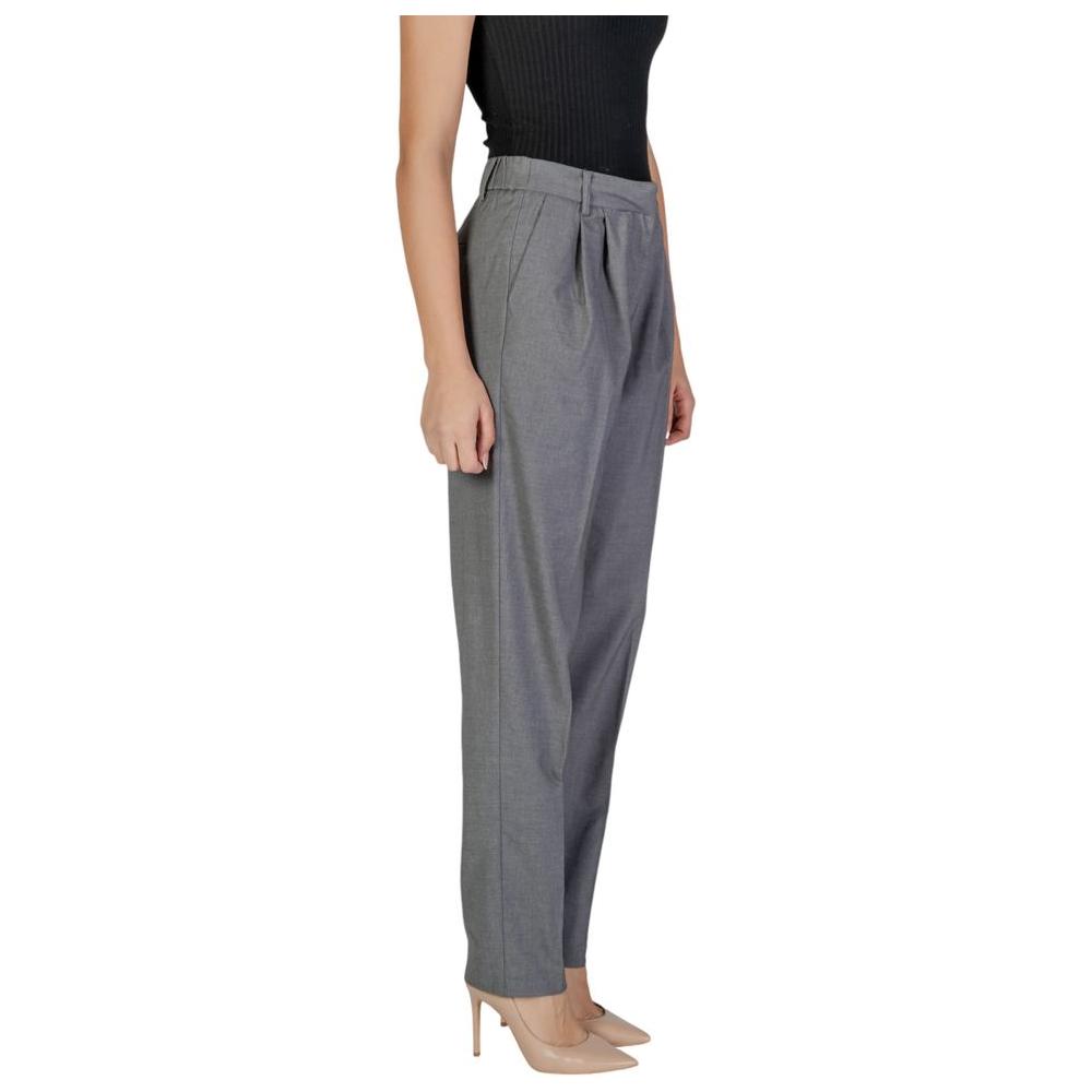 Side view of Vila Clothes gray polyester women’s pants for fall/winter, with a blend of polyester, viscose, and elastane.