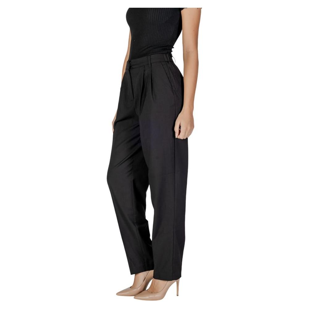 Woman wearing Vila Clothes black polyester pants, fall/winter collection, made of 73% polyester, 24% viscose, 3% elastane.