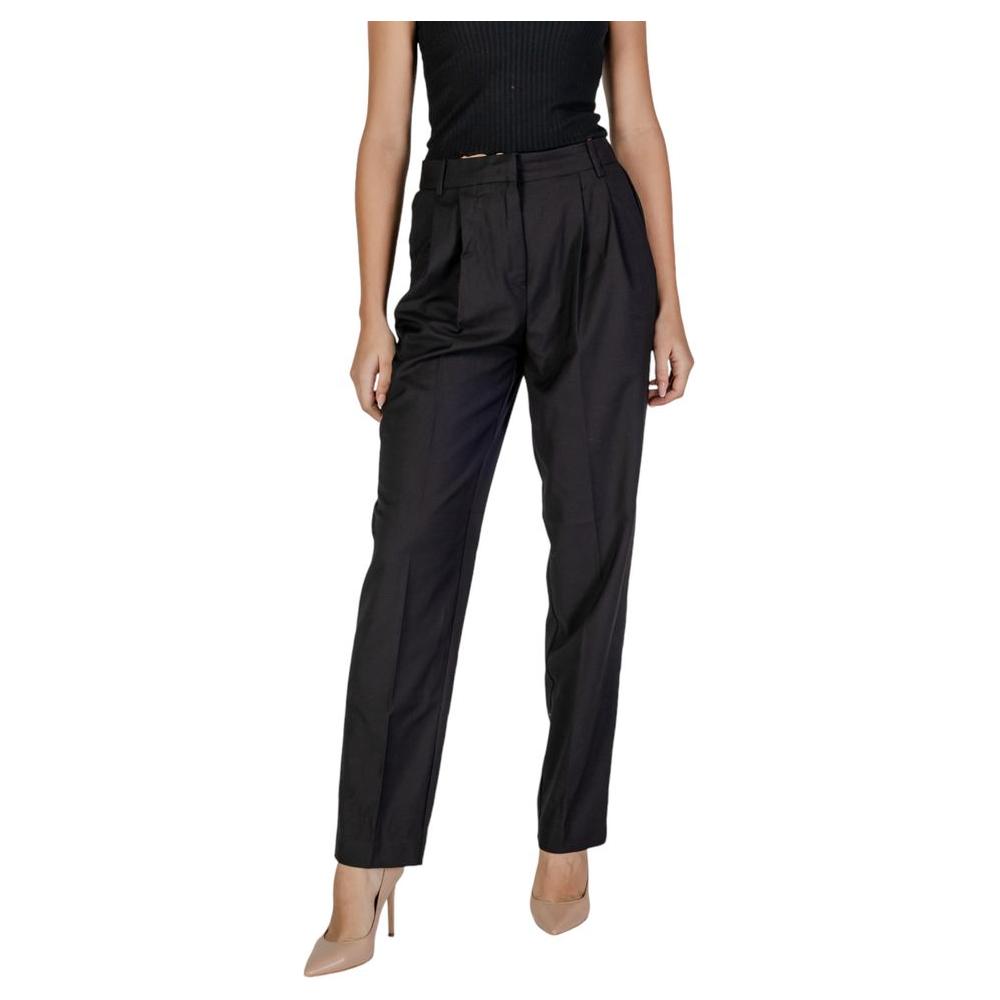 Woman wearing Vila Clothes black polyester pants, fall/winter collection, with high-waist design, made of polyester, viscose, and lycra.