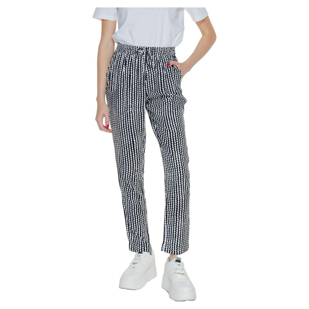 Women's regular viscose pants for spring/summer, featuring a black and white pattern with an elastic waistband, paired with a white top.