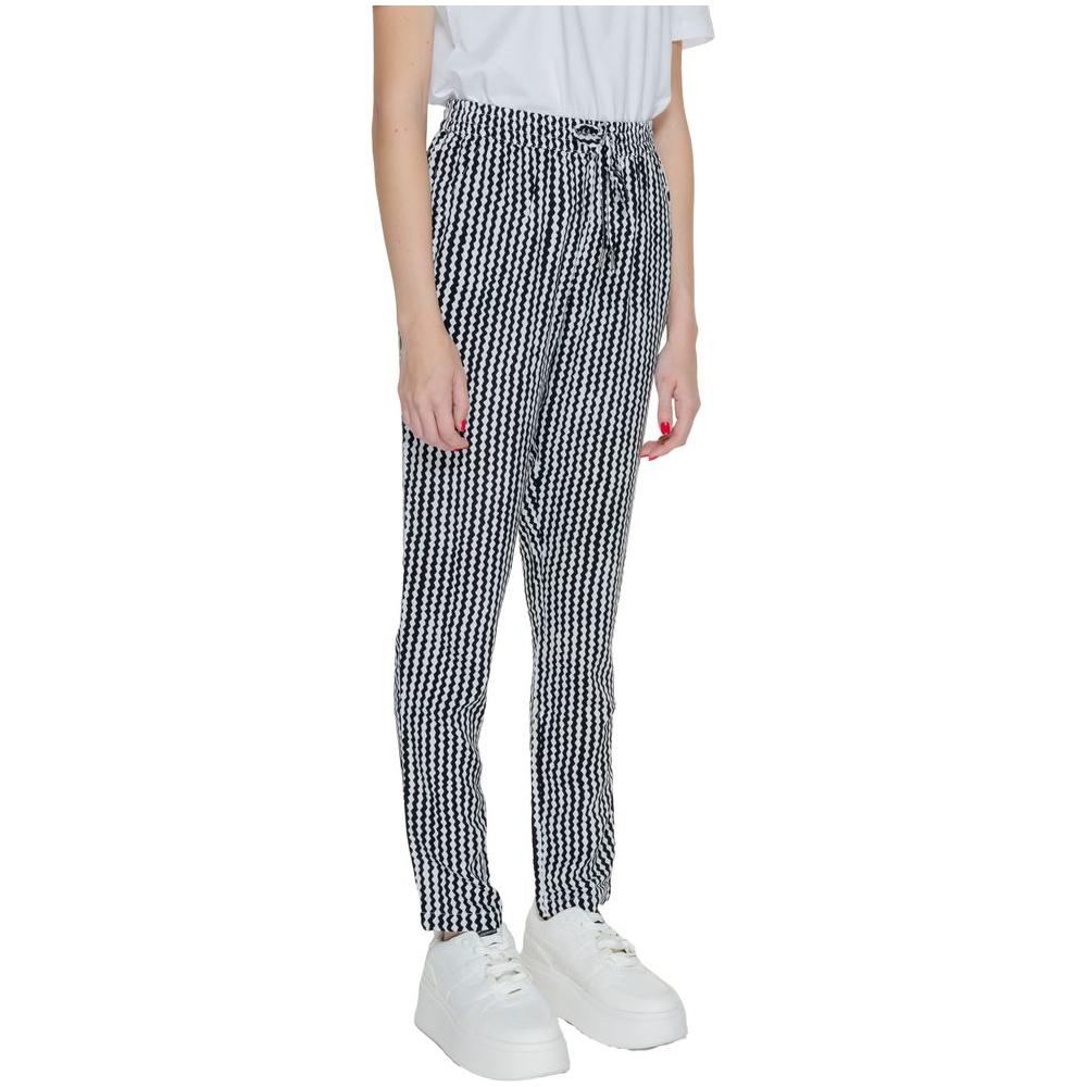 Women's regular fit spring/summer pants made from 100% viscose, featuring a black and white pattern, paired with white sneakers.