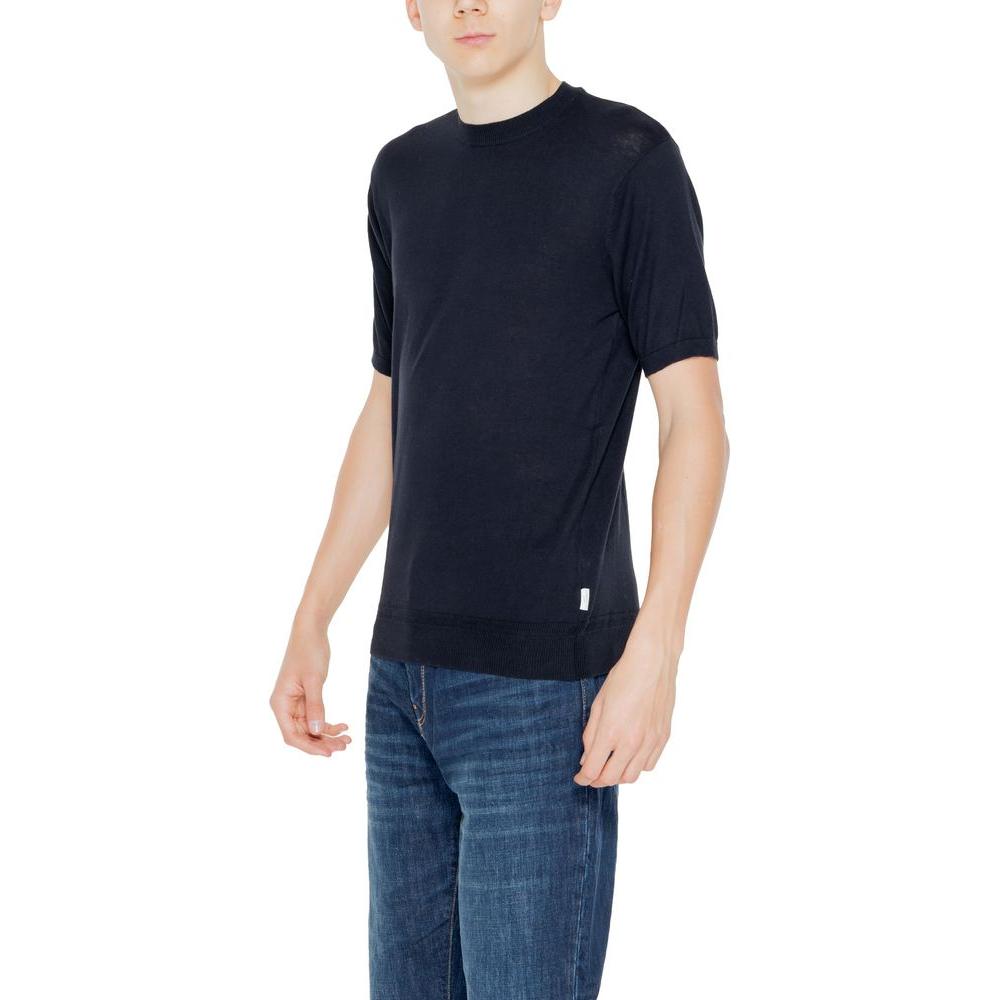 Man wearing Hamaki-Ho Black Cotton T-Shirt, men's short sleeve yarn sweater from Spring/Summer collection. 100% cotton.