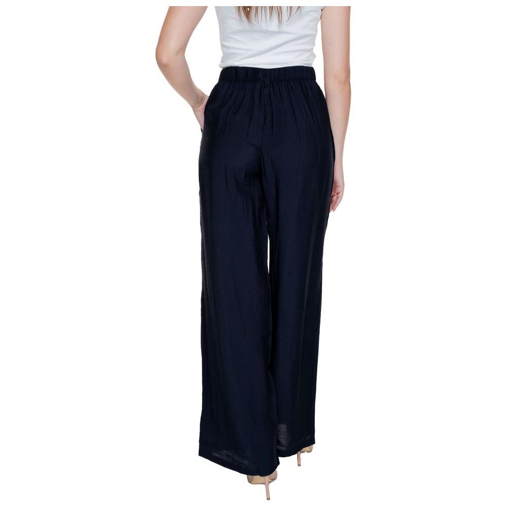 Woman wearing Vero Moda black viscose regular pants, spring/summer collection; 80% viscose, 20% nylon.