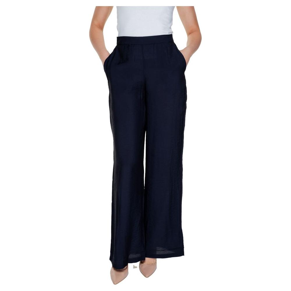 Vero Moda black viscose women's regular pants, ideal for spring and summer, composed of 80% viscose and 20% nylon.