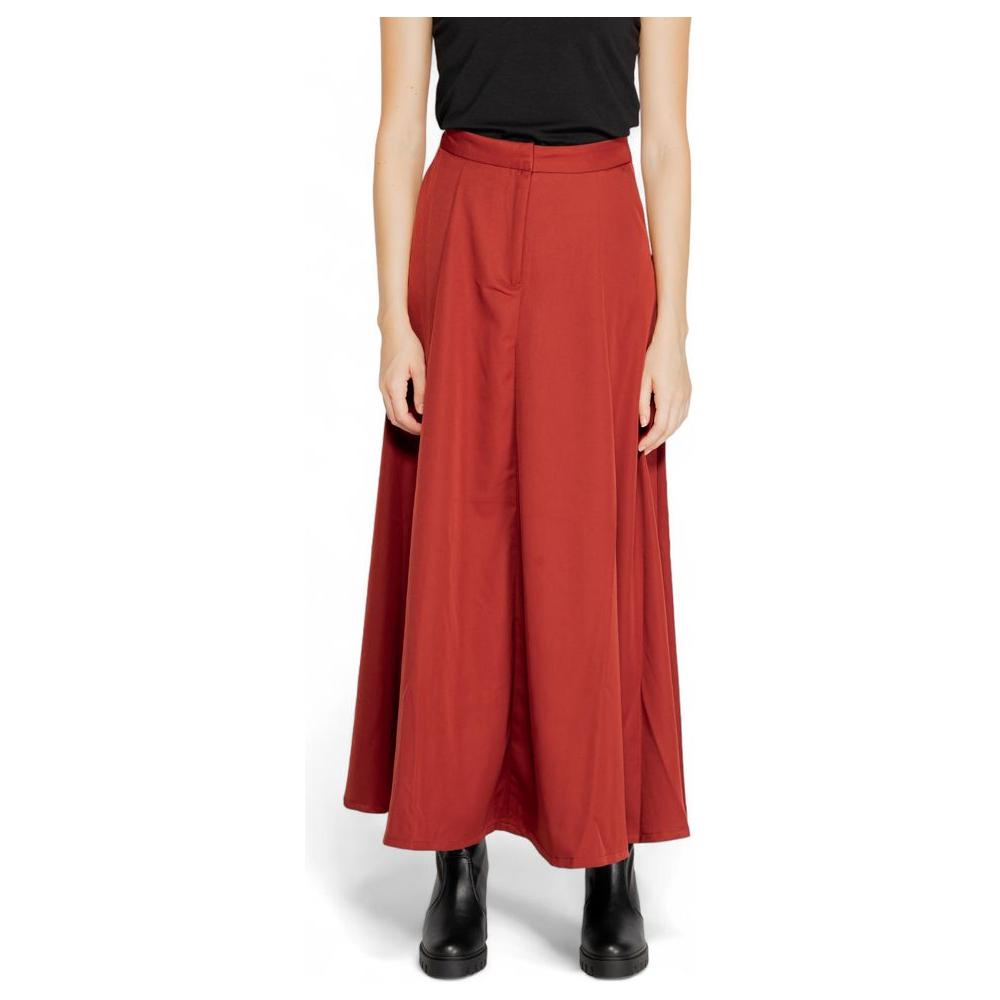 Vero Moda women's red polyester skirt from the fall/winter collection, full length, styled with black boots, 100% polyester.