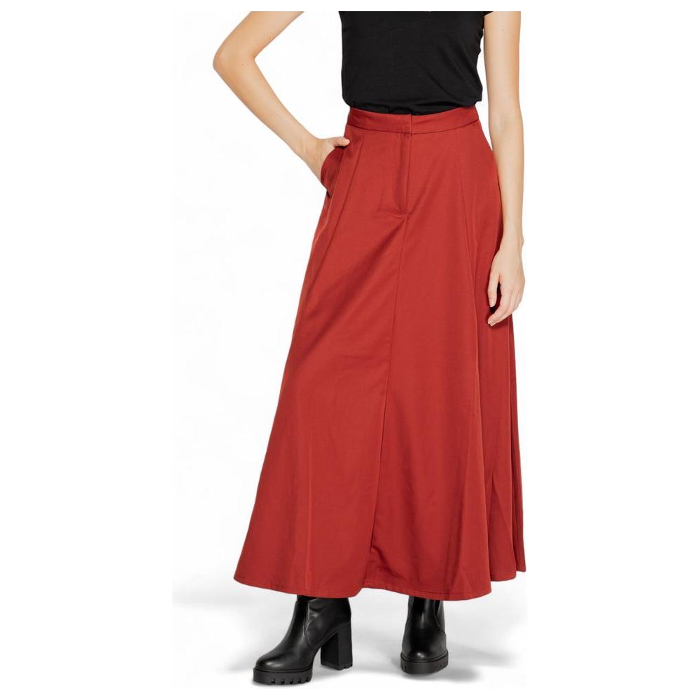 Vero Moda red polyester skirt for women, fall/winter collection, 100% polyester, fashionable long skirt perfect for stylish autumn outfits.