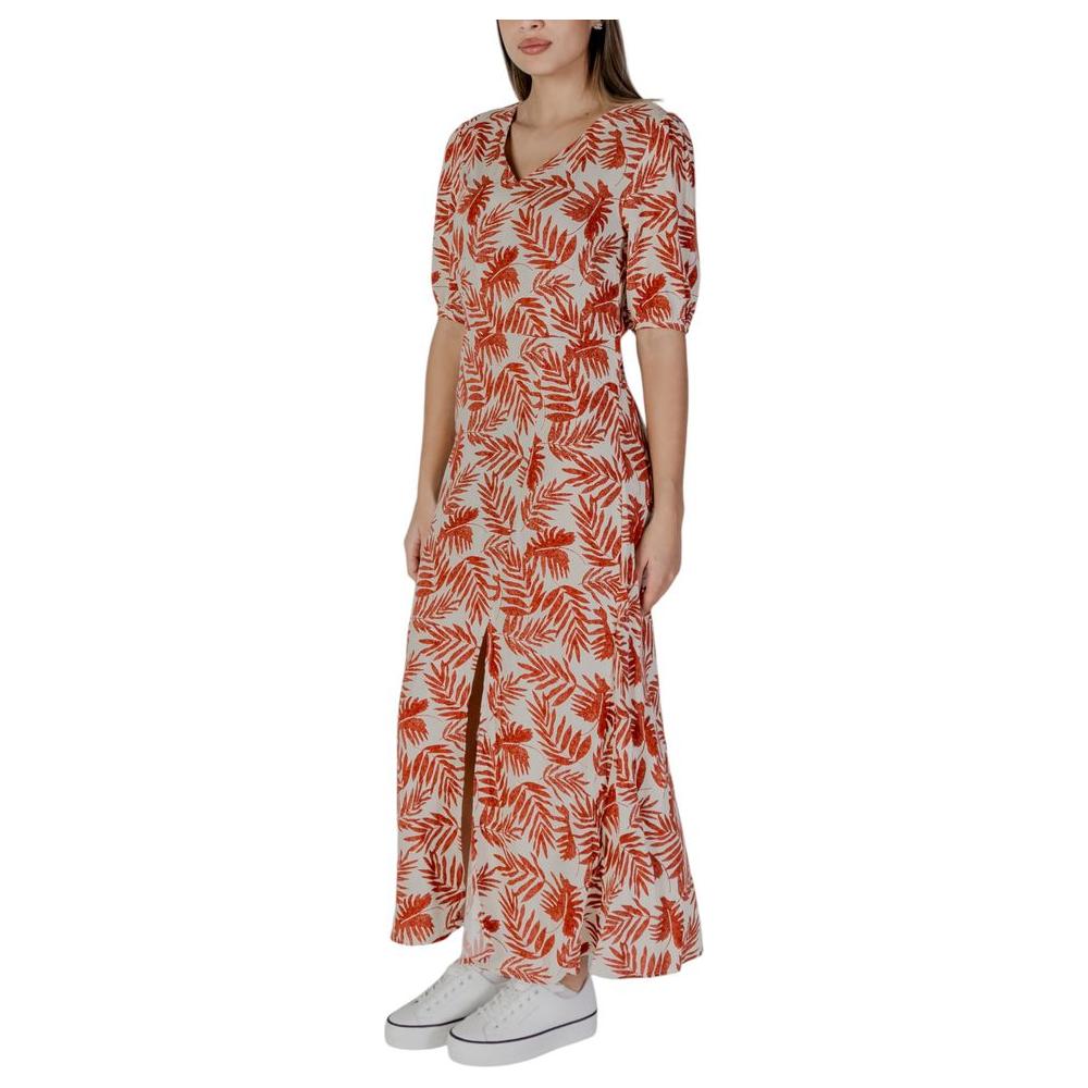 B.Young red viscose dress for women, spring/summer collection, featuring a vibrant floral design and comfortable fit, 100% viscose.