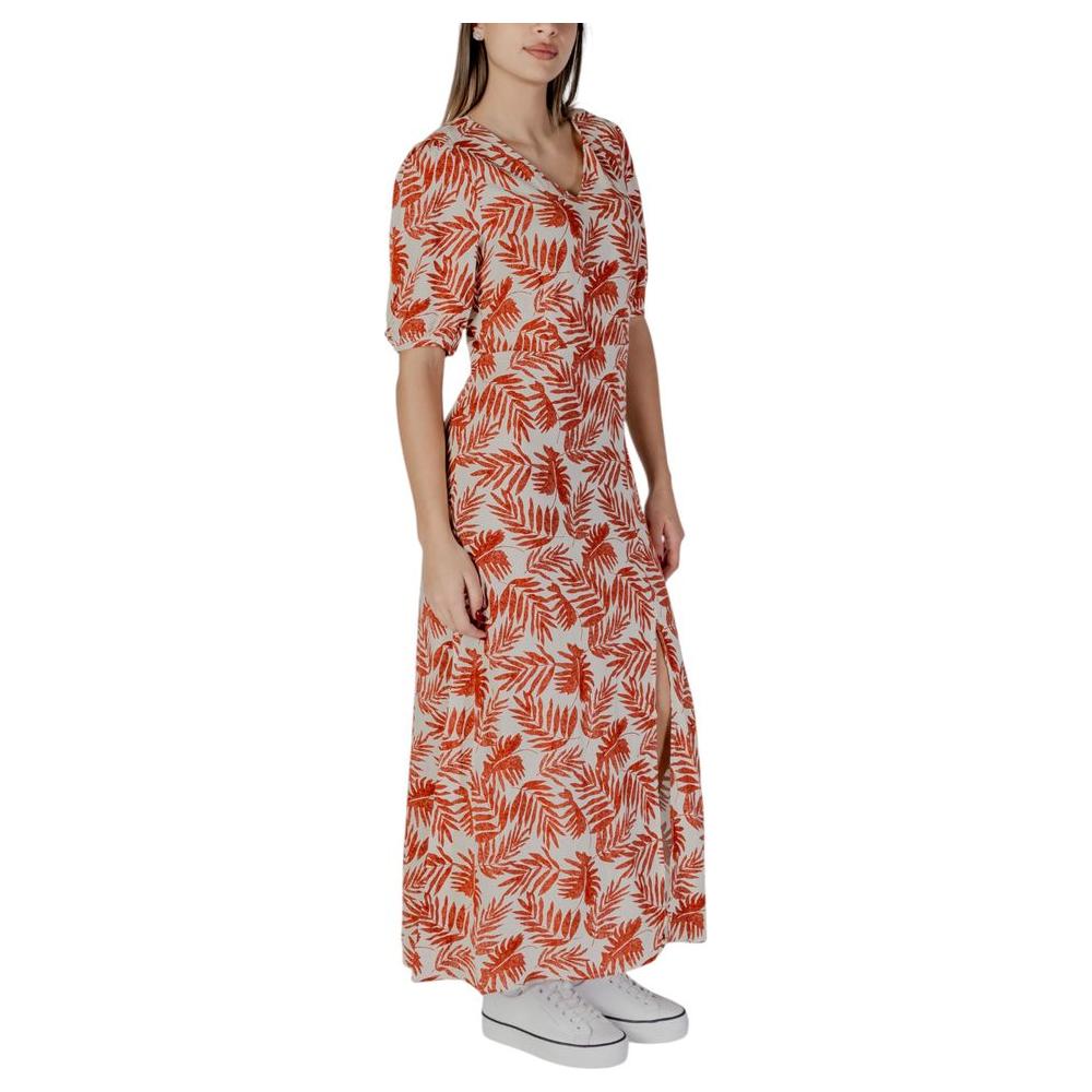 B.Young red viscose dress for women, spring/summer collection, featuring an elegant long design with white sneakers.