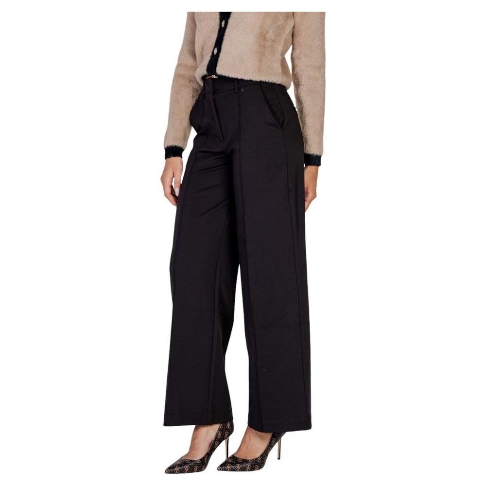 Woman wearing ICHI black polyester jeans and pants, perfect for fall and winter. Made of 74% polyester, 22% viscose, 4% elastane/lycra.