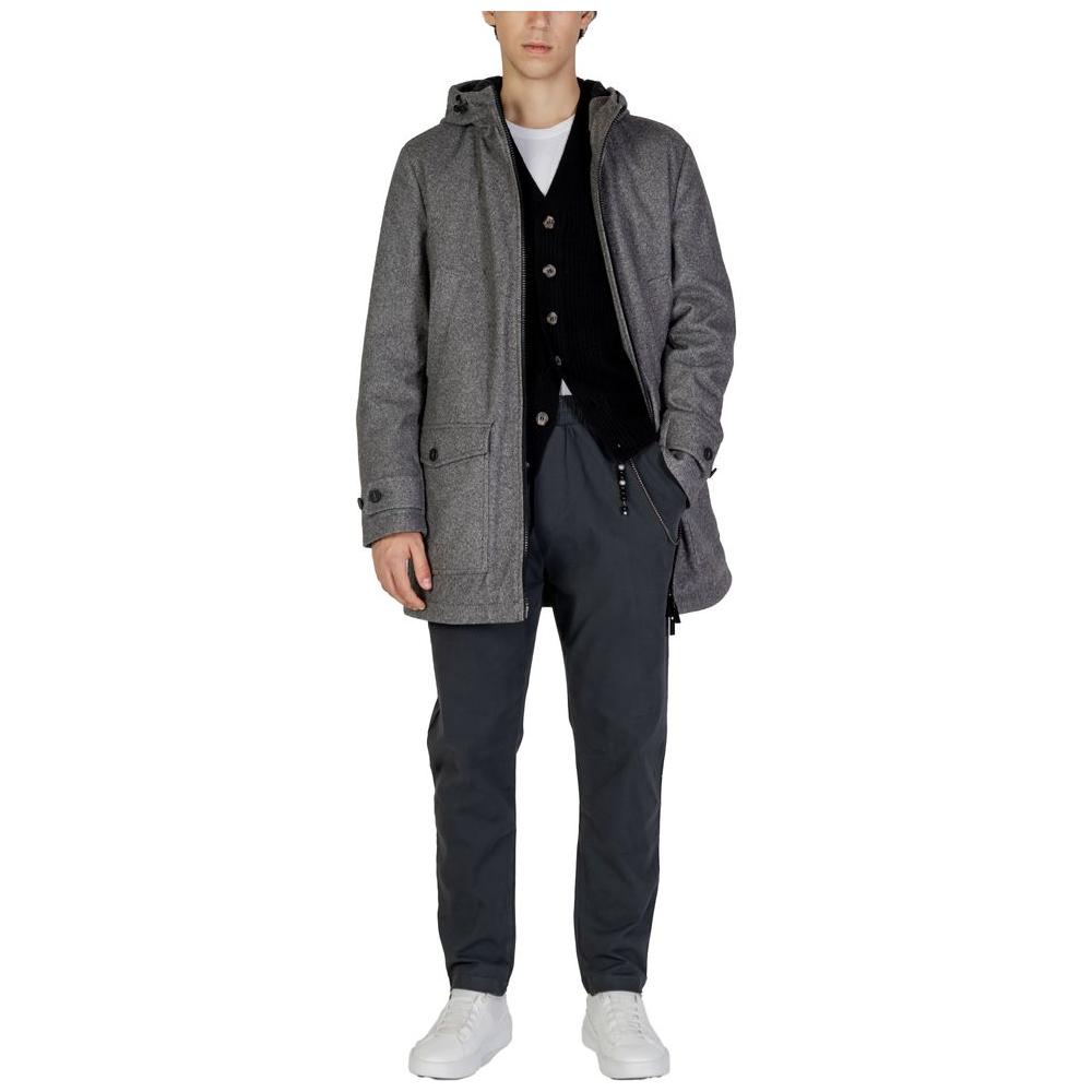 Hamaki-Ho gray polyester jacket, men's fall/winter collection, shown on model; stylish and modern coat for cold weather.