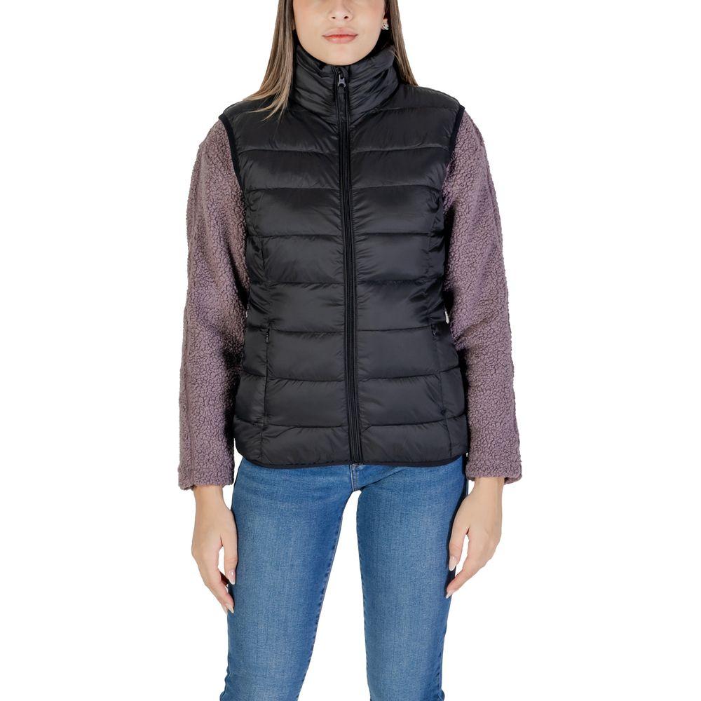 Woman wearing B.Young black nylon jacket, fall/winter collection, featuring a zip-front design and 100% nylon composition.