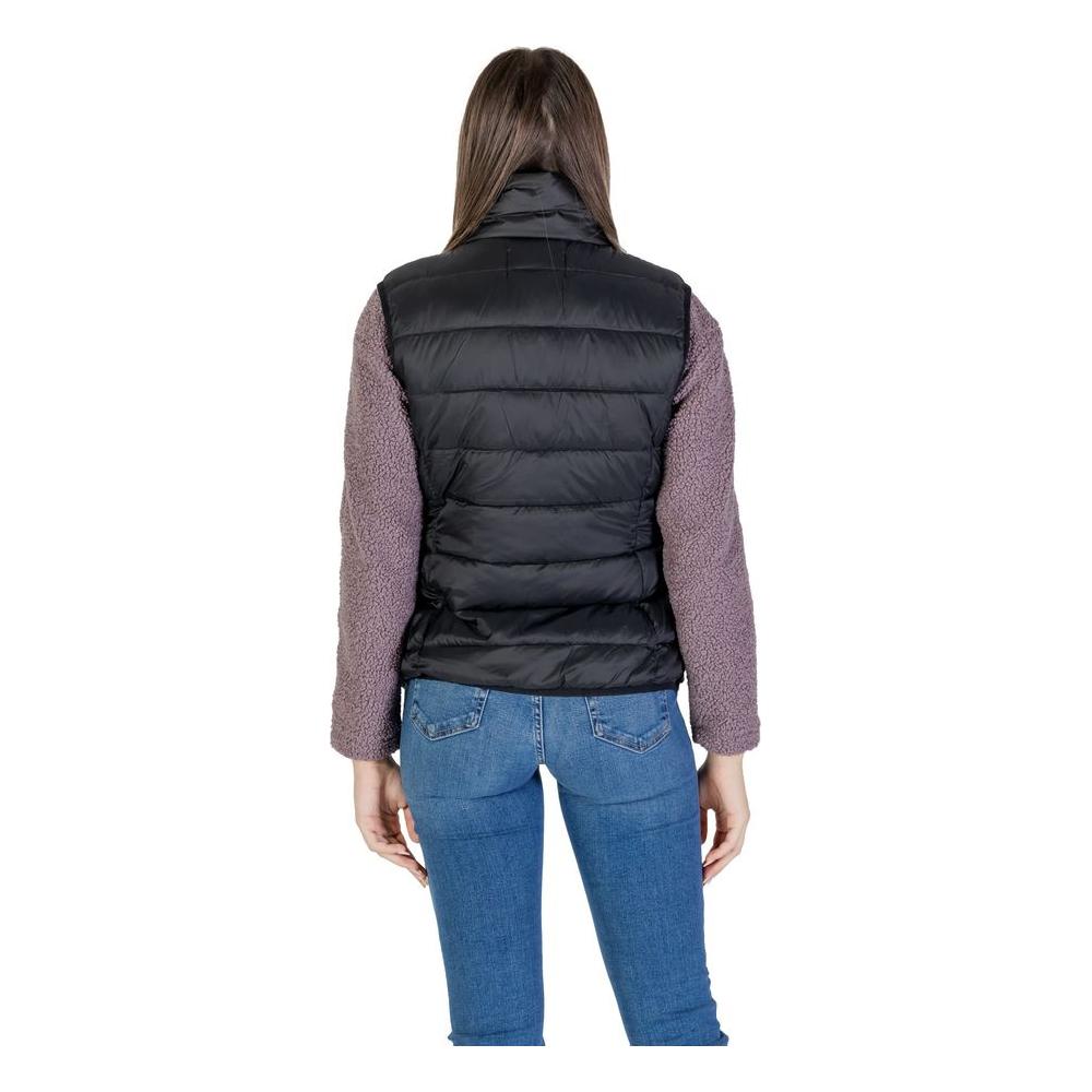 Back view of a woman wearing a B.Young black nylon jacket, part of the fall/winter women's collection, composed of 100% nylon.