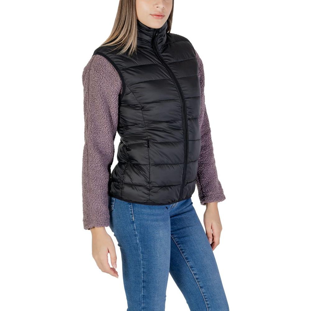 B.Young women's black nylon jacket, fall/winter collection, featuring a sleek design and composed of 100% nylon material.