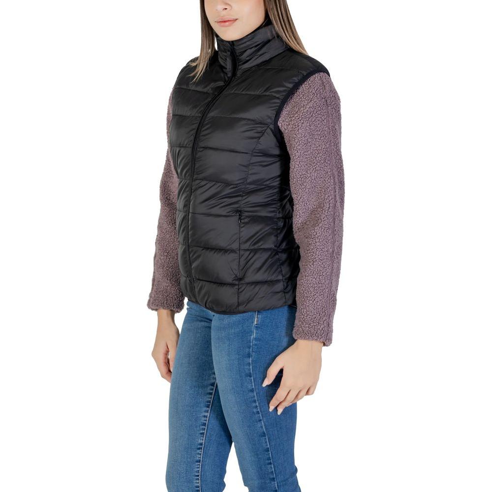 Woman wearing B.Young black nylon jacket from fall/winter collection