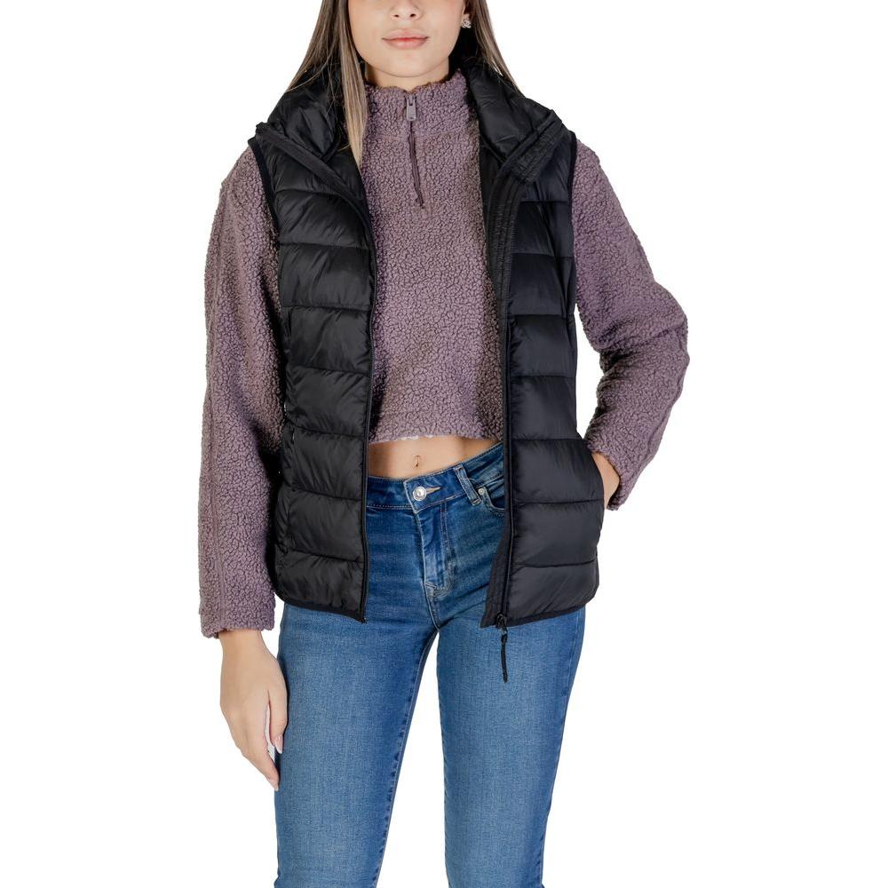 Woman wearing B.Young black nylon jacket from fall/winter collection, styled with a cropped sweater and jeans.