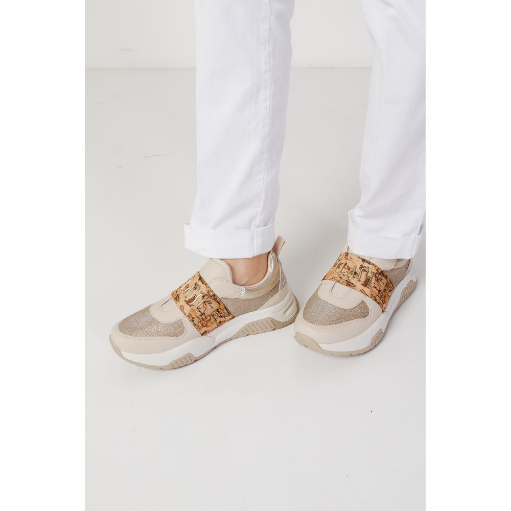 Woman wearing Blauer white cotton cigarette pants with beige sneakers.