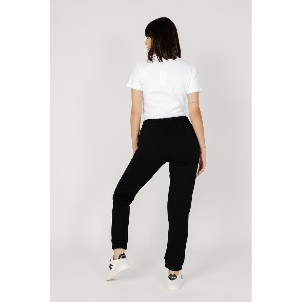 Woman wearing Blauer black cotton jeans, autumn/winter collection, back view