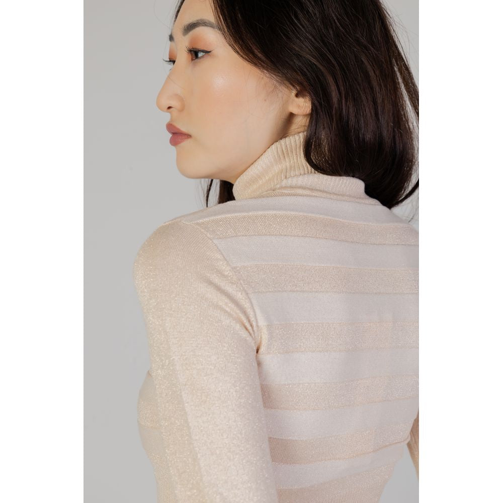Woman wearing Morgan De Toi pink viscose sweater, fall/winter collection, 55% viscose, showcasing side profile.