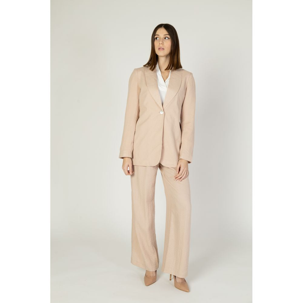 Woman wearing Vero Moda pink viscose palazzo trousers, spring/summer collection, featuring 81% viscose and 19% nylon.