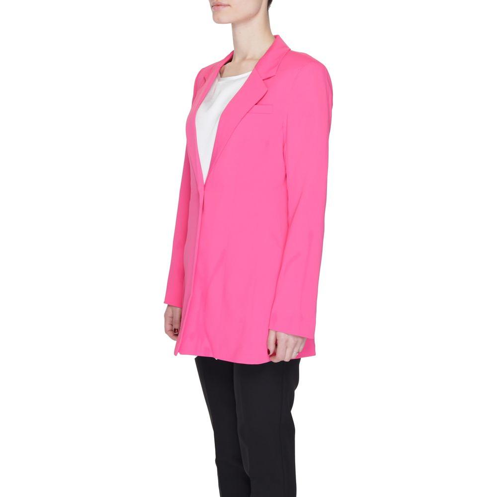 Woman wearing Vero Moda pink polyester blazer, spring/summer collection, 96% polyester, 4% elastene jacket for women.