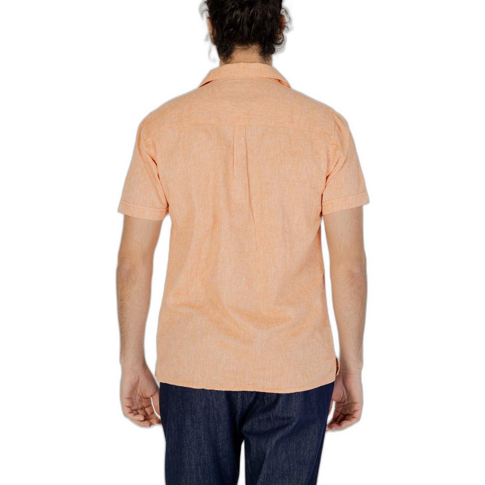 Back view of a men's Hamaki-Ho orange linen shirt, short-sleeved, part of the Spring/Summer collection, made of 55% linen and 45% cotton.