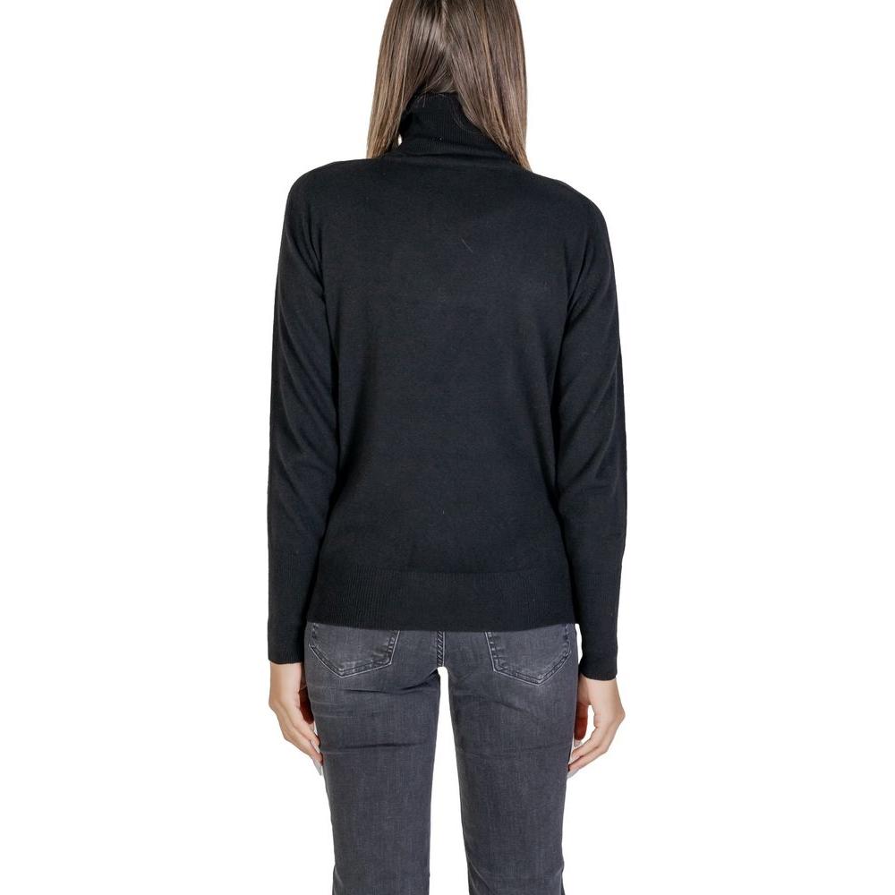 Back view of a woman wearing an Alviero Martini Prima Classe black viscose sweater, part of the women's knitwear fall/winter collection.