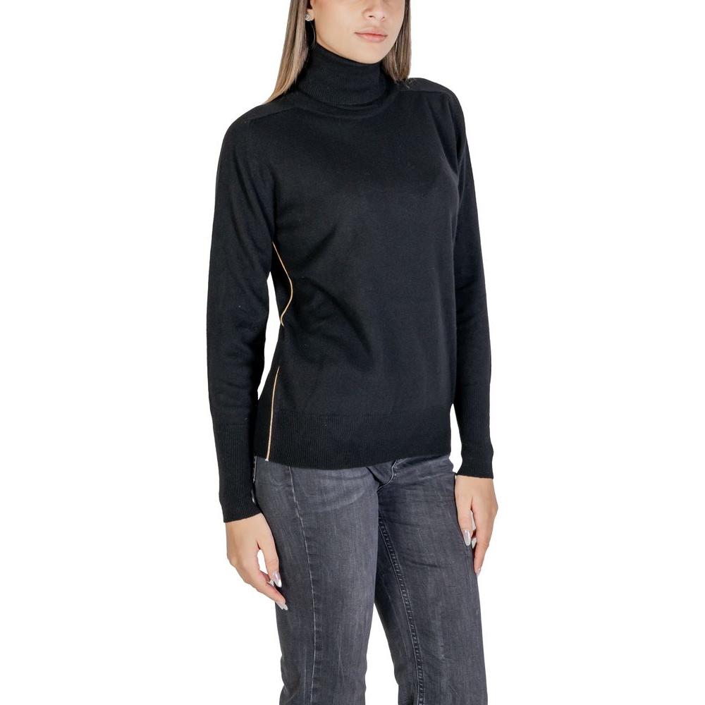 Woman wearing Alviero Martini Prima Classe Black Viscose Sweater, Fall/Winter, knitwear composition: viscose, wool, nylon, cashmere.