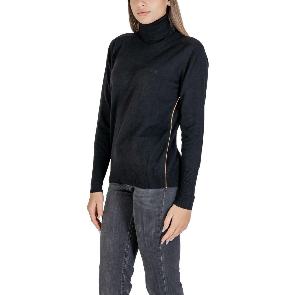 Woman wearing Alviero Martini Prima Classe black viscose sweater, fall/winter collection, featuring turtleneck and long sleeves.