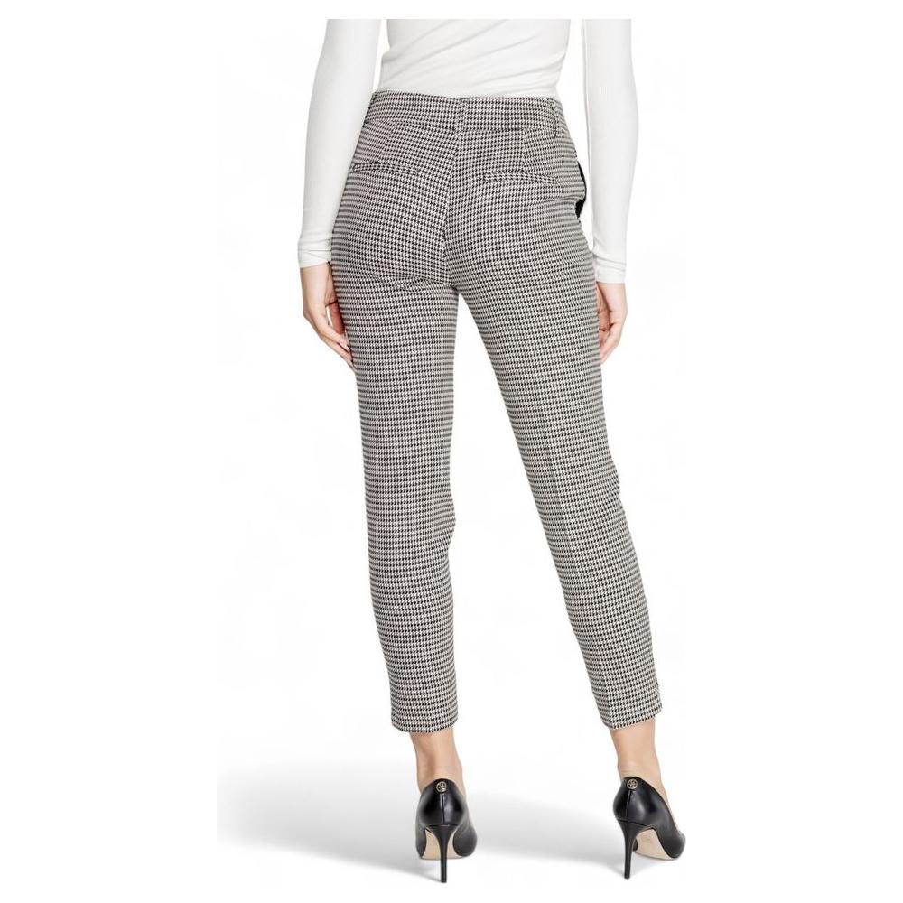 Woman wearing black polyester pants, fall/winter collection, back view, featuring 64% polyester, 34% viscose, 2% elastane.