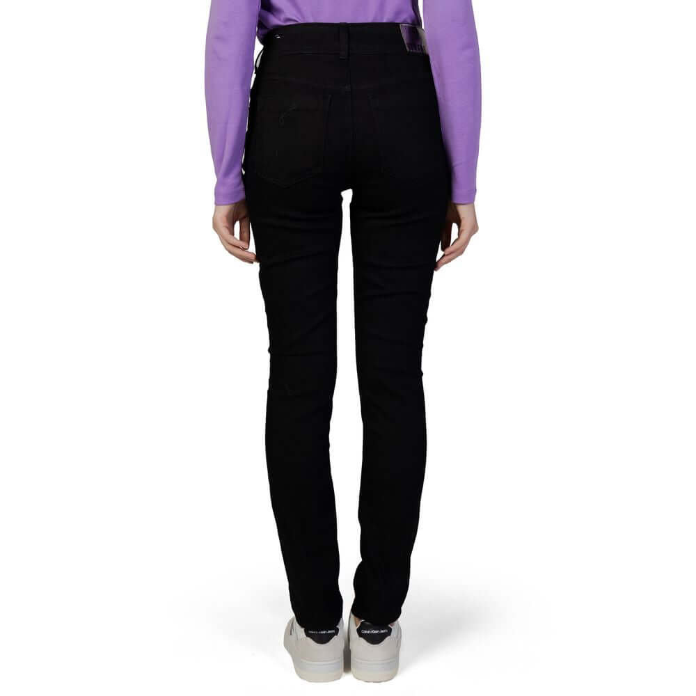 Rear view of a woman wearing Street One black slim jeans with fall/winter collection, featuring 82% cotton, 15% polyester, 3% elastane.
