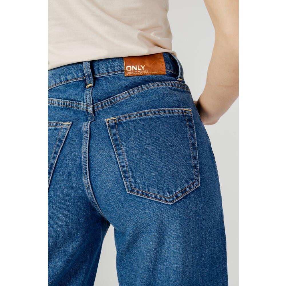 Rear view of women's baggy jeans, 100% cotton, autumn/winter collection, featuring a leather Only brand patch on the waistband.