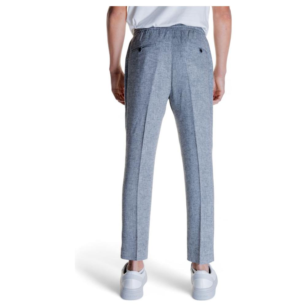 Back view of a person wearing Antony Morato black linen pants, made of 54% linen and 46% viscose, showcasing modern fit.