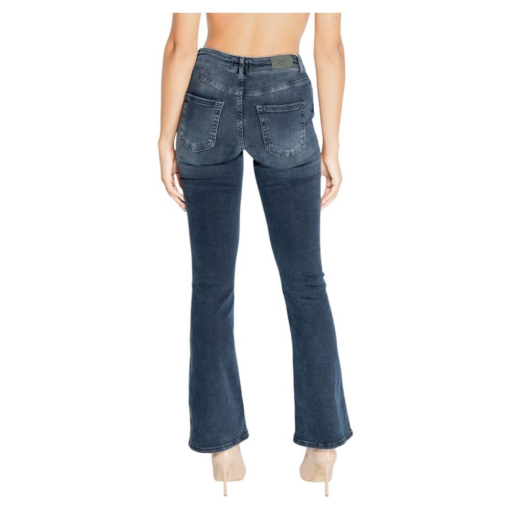 Back view of women's fall/winter blue cotton jeans with elastane, showcasing stylish fit and flare design.