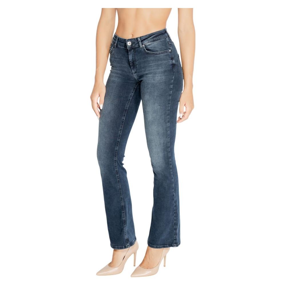 Woman wearing Only Blue Cotton Jeans, fall/winter collection, featuring 92% cotton composition with elastomultiester and elastene.