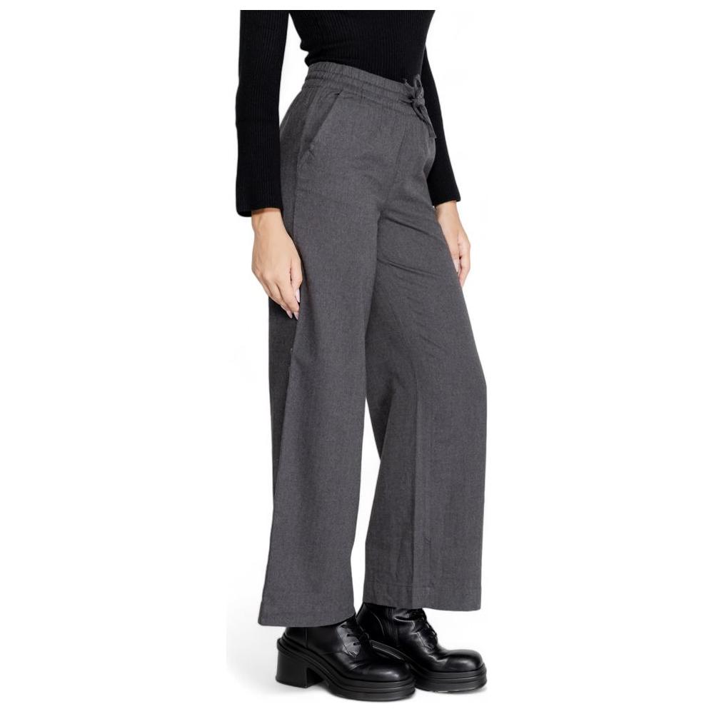 Jacqueline De Yong women's gray cotton pants for fall/winter collection, featuring comfort fit and stylish design with a blend of fibers.
