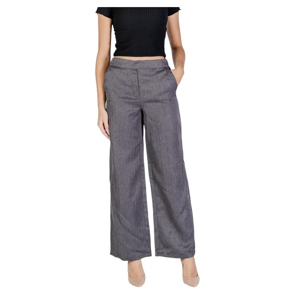 Woman wearing Jacqueline De Yong gray polyester wide-leg pants, fall/winter collection.