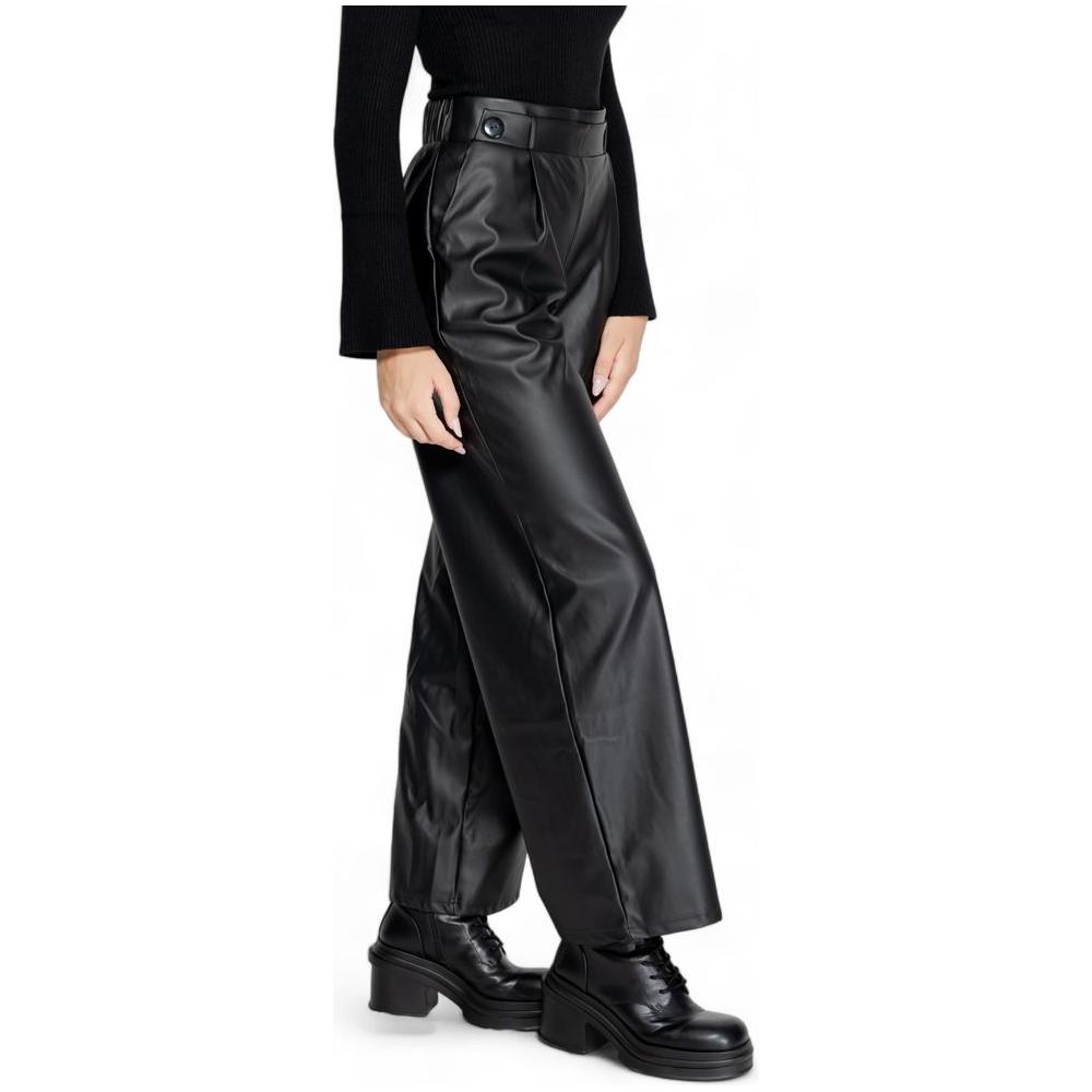 Woman wearing Jacqueline De Yong black polyester jeans, fall/winter collection, featuring a blend of polyester and polyurethane.