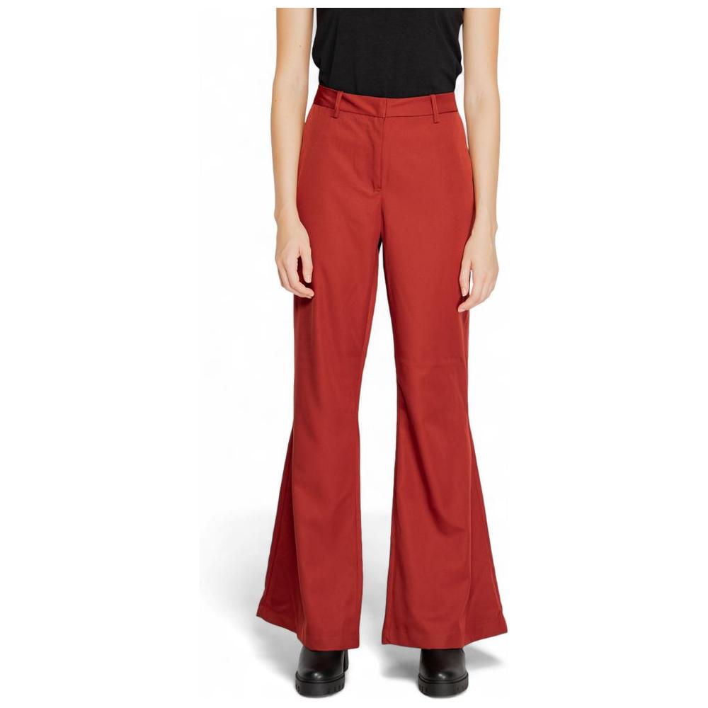 Woman wearing Vero Moda red polyester flare pants, fall/winter collection, front view.
