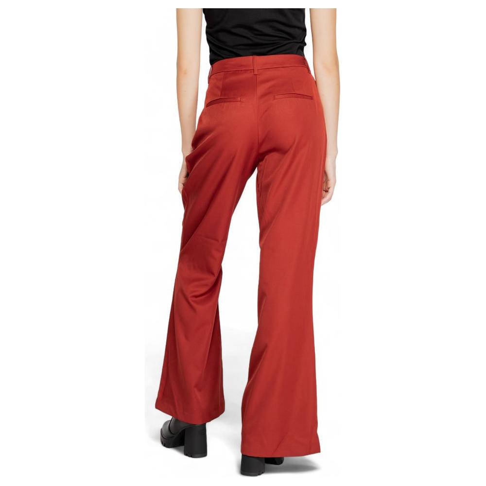 Back view of Vero Moda red polyester women's pants for fall/winter collection
