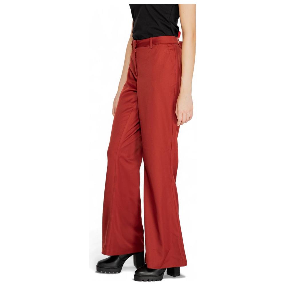 Vero Moda red polyester women's pants, fall/winter collection, side view showcasing fit and style, ideal for fashion-forward women.