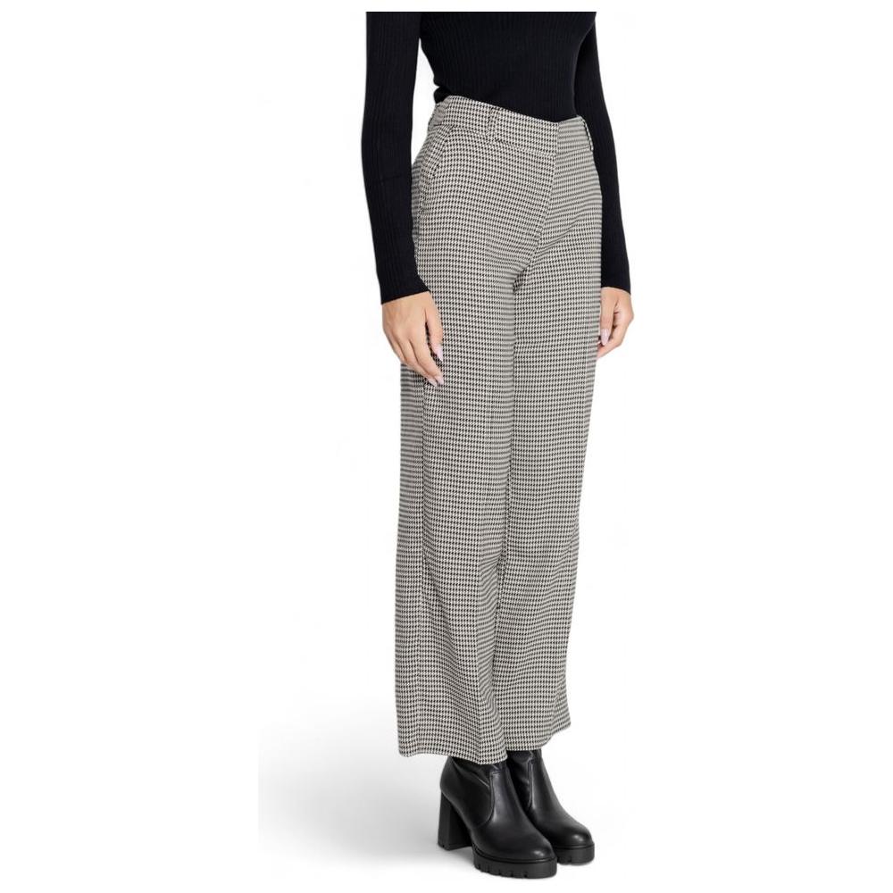 Women's fall/winter black polyester and viscose pants showcasing modern fit and style.