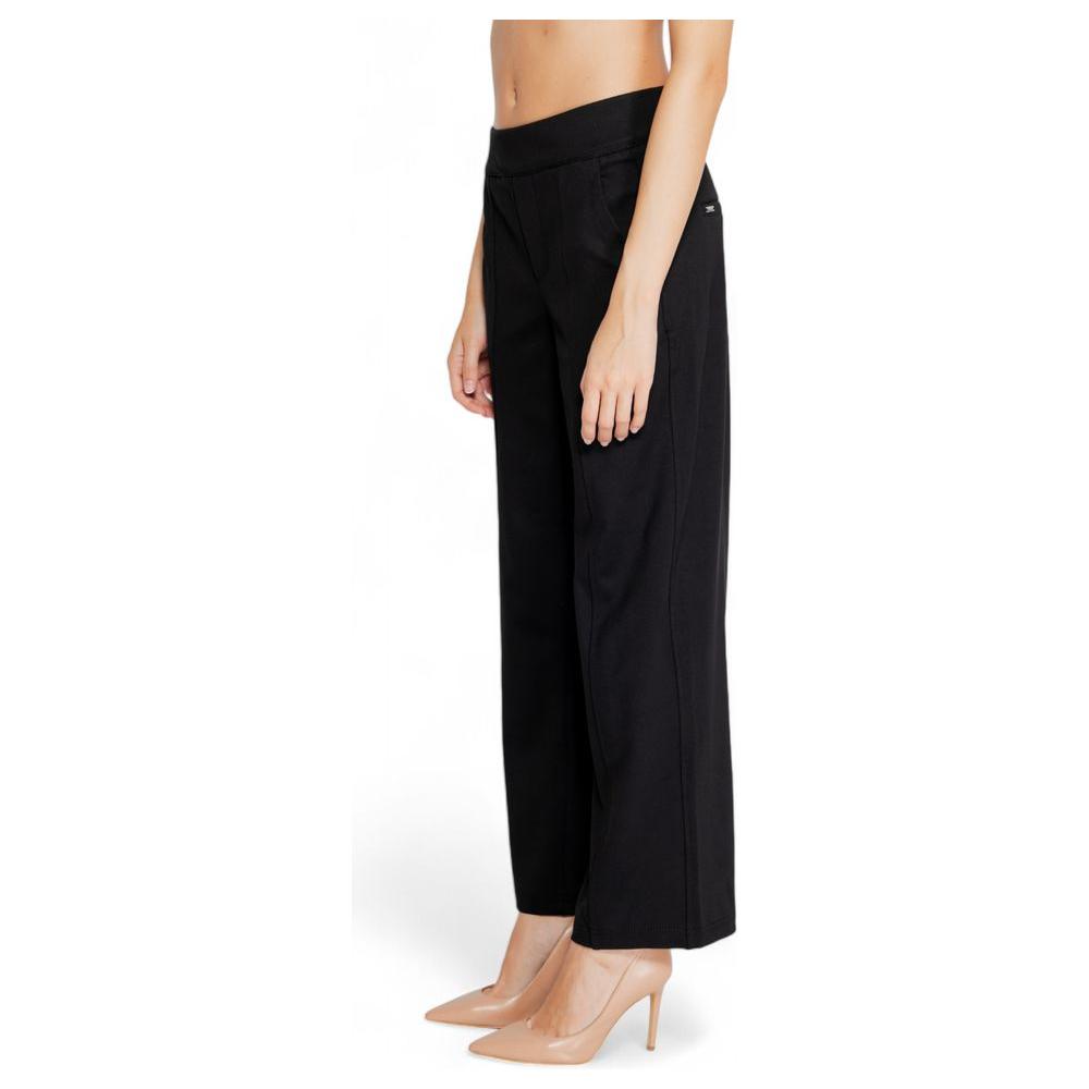 Street One black viscose women's pants, Fall/Winter collection, side view with model, made of 68% viscose, 28% polyester, 4% elastane.