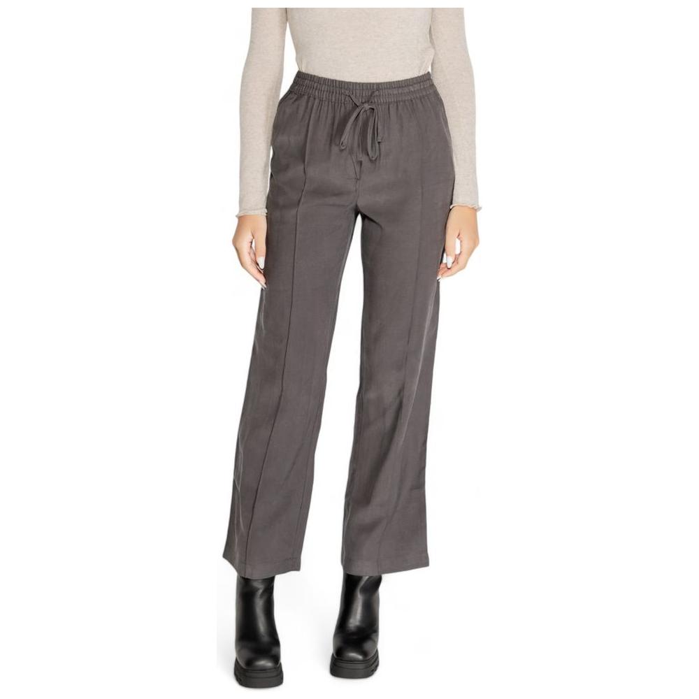 Jacqueline De Yong gray viscose women's pants, perfect for fall/winter, featuring a comfortable fit and modern style.