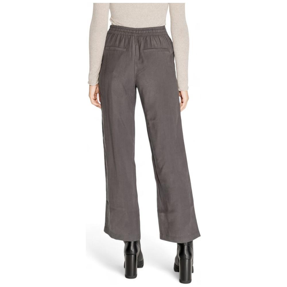 Jacqueline De Yong women's gray viscose pants, fall/winter collection, shown from the back, composed of 89% viscose and 11% polyester.
